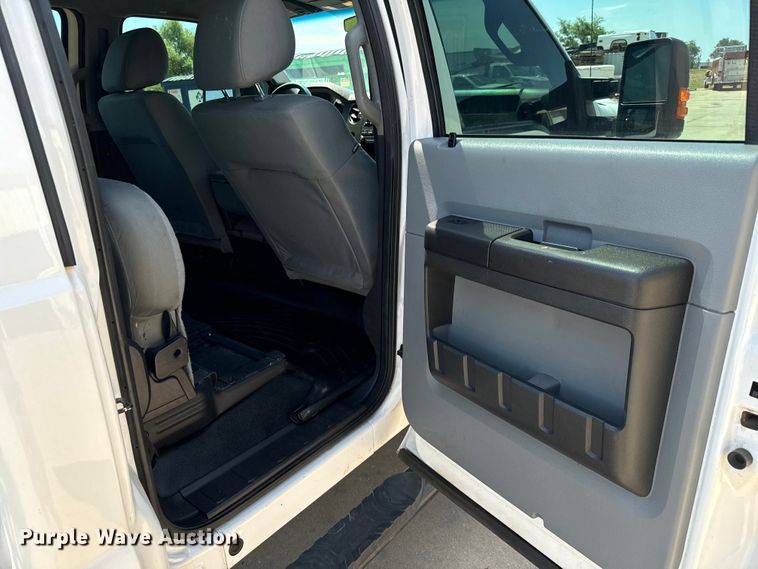 image for item MU9866 2016 Ford F550 Super Duty XL Crew Cab truck cab and chassis