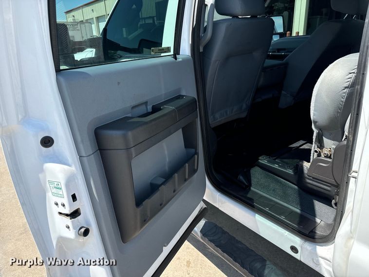 image for item MU9866 2016 Ford F550 Super Duty XL Crew Cab truck cab and chassis