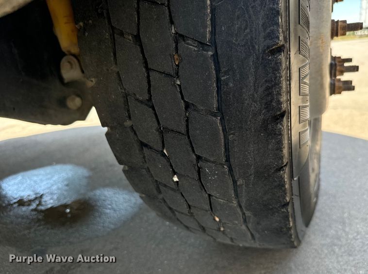 image for item MU9866 2016 Ford F550 Super Duty XL Crew Cab truck cab and chassis