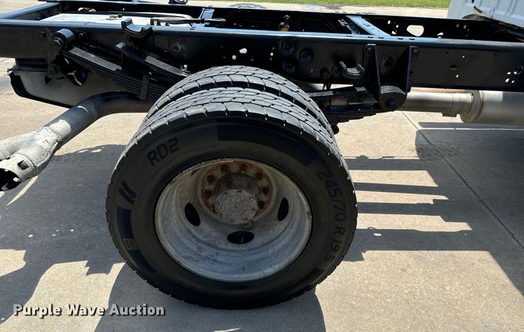 image for item MU9866 2016 Ford F550 Super Duty XL Crew Cab truck cab and chassis