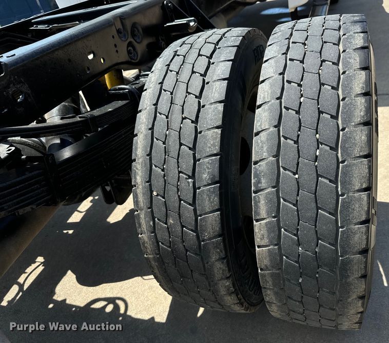 image for item MU9866 2016 Ford F550 Super Duty XL Crew Cab truck cab and chassis