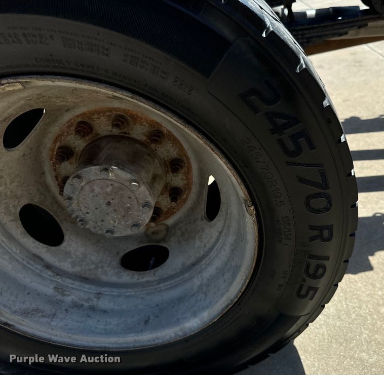 image for item MU9866 2016 Ford F550 Super Duty XL Crew Cab truck cab and chassis