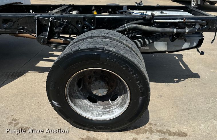 image for item MU9866 2016 Ford F550 Super Duty XL Crew Cab truck cab and chassis