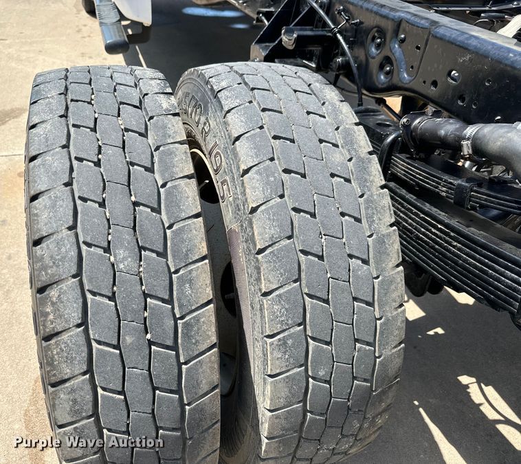 image for item MU9866 2016 Ford F550 Super Duty XL Crew Cab truck cab and chassis