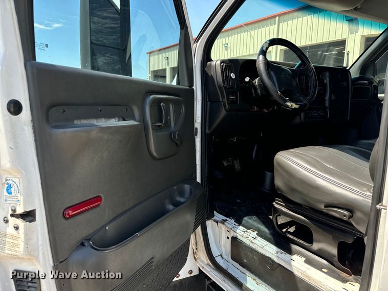 image for item MU9867 2005 Chevrolet  C4500 flatbed truck