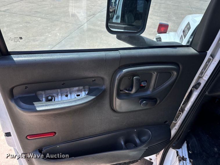 image for item MU9867 2005 Chevrolet  C4500 flatbed truck