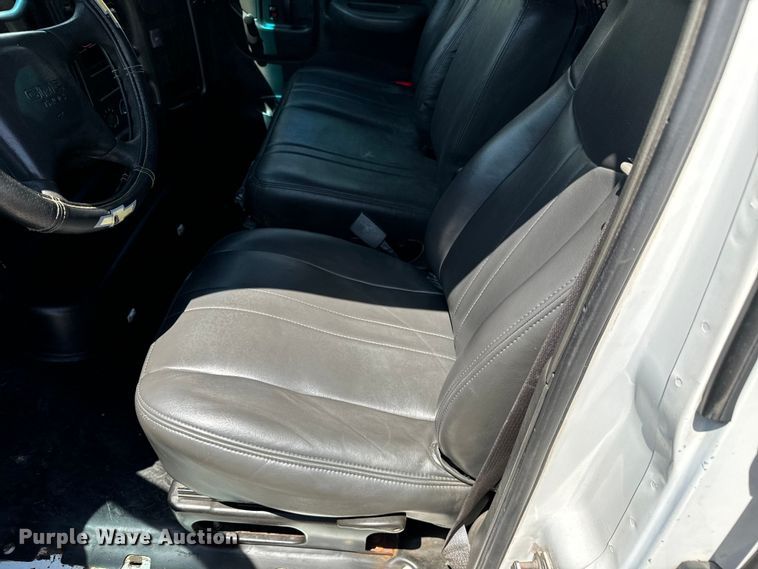 image for item MU9867 2005 Chevrolet  C4500 flatbed truck