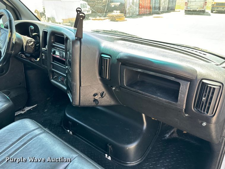 image for item MU9867 2005 Chevrolet  C4500 flatbed truck