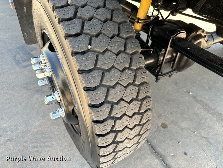 image for item MU9867 2005 Chevrolet  C4500 flatbed truck