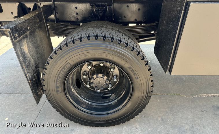 image for item MU9867 2005 Chevrolet  C4500 flatbed truck