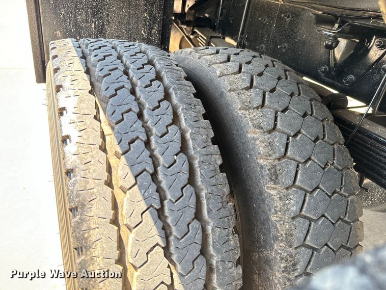 image for item MU9867 2005 Chevrolet  C4500 flatbed truck