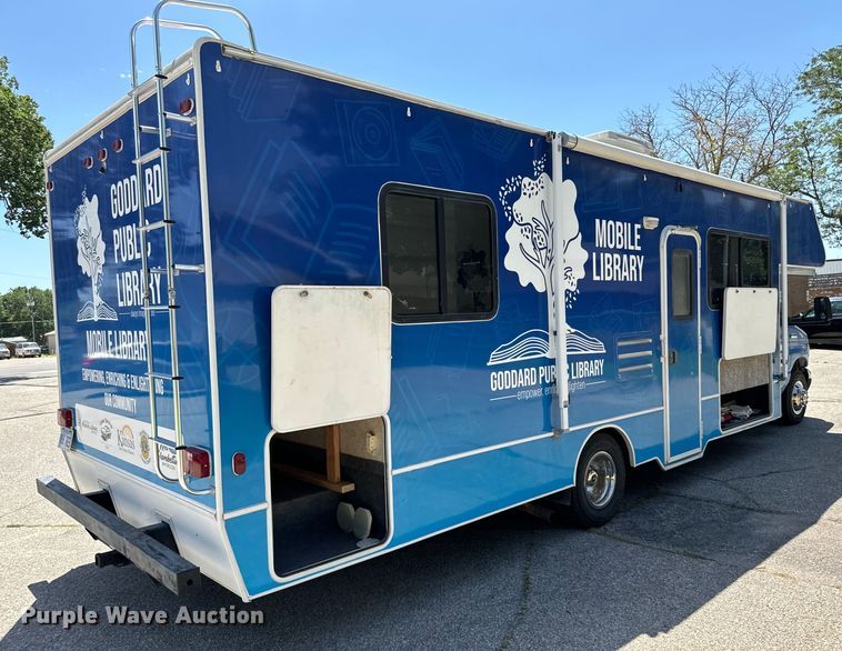 image for item MU9932 2006 Ford E450 Super Duty  RV