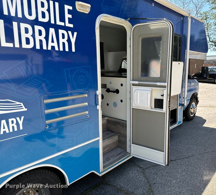 image for item MU9932 2006 Ford E450 Super Duty  RV