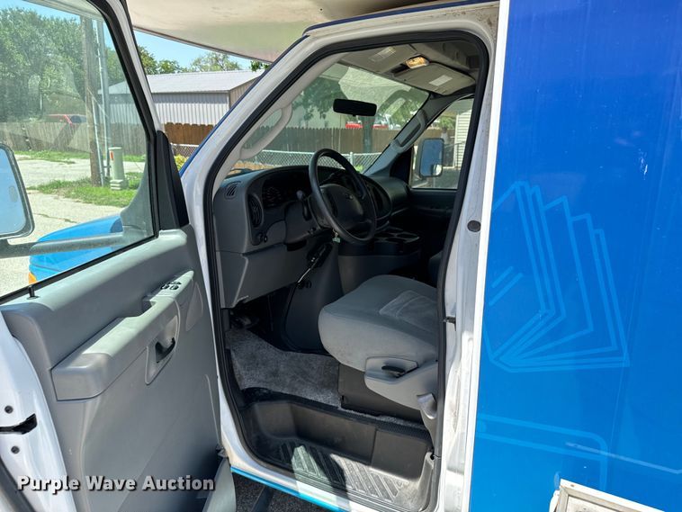 image for item MU9932 2006 Ford E450 Super Duty  RV