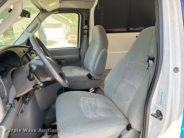 image for item MU9932 2006 Ford E450 Super Duty  RV