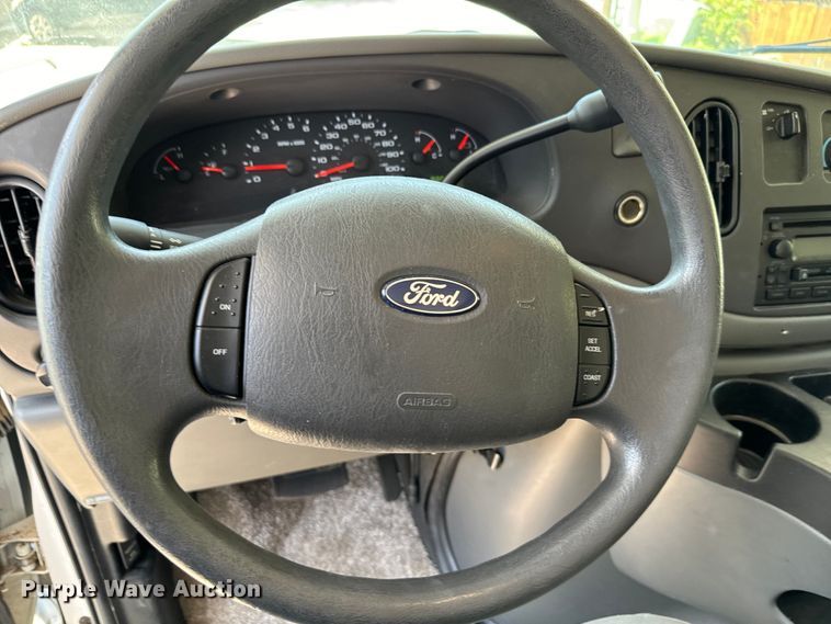 image for item MU9932 2006 Ford E450 Super Duty  RV