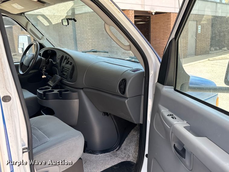 image for item MU9932 2006 Ford E450 Super Duty  RV