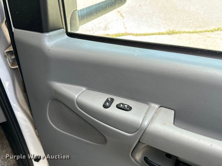 image for item MU9932 2006 Ford E450 Super Duty  RV