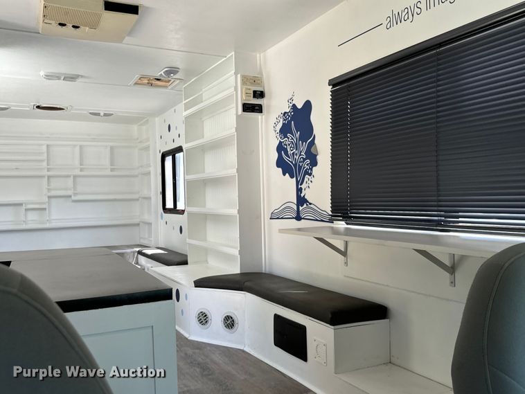 image for item MU9932 2006 Ford E450 Super Duty  RV