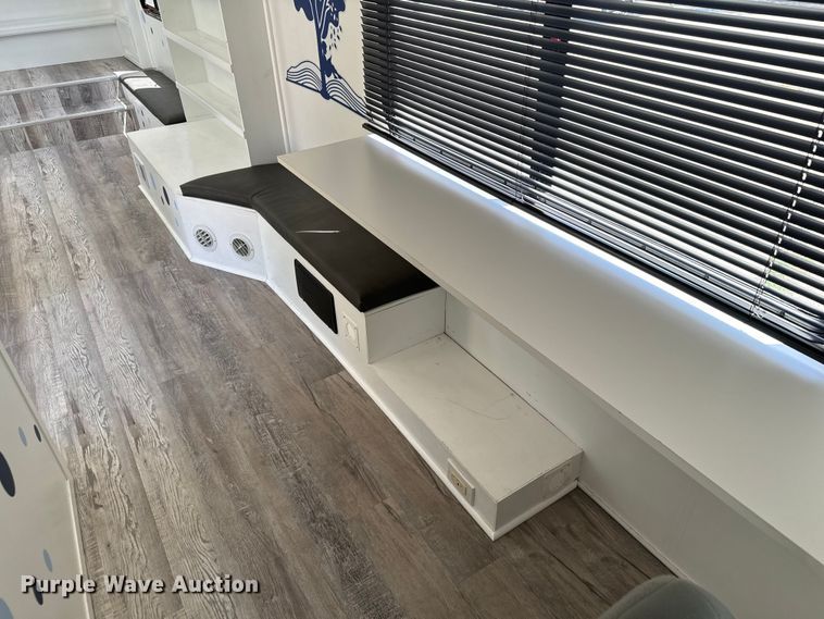 image for item MU9932 2006 Ford E450 Super Duty  RV