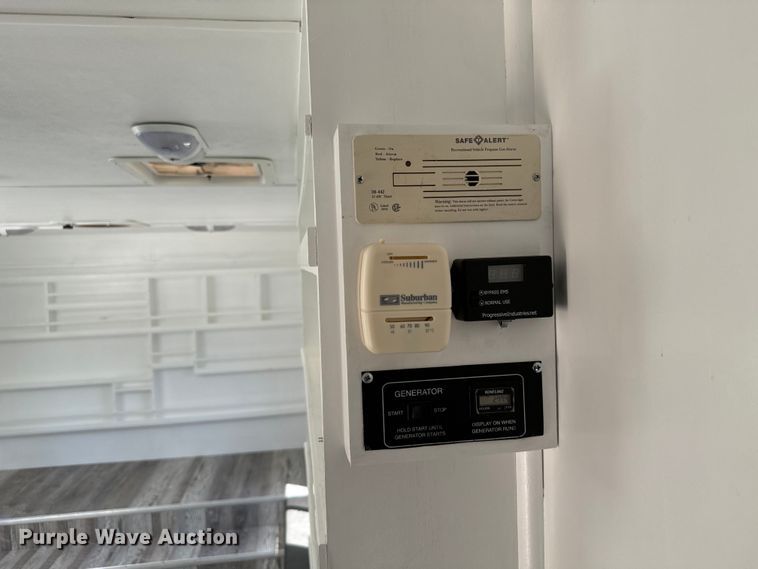 image for item MU9932 2006 Ford E450 Super Duty  RV