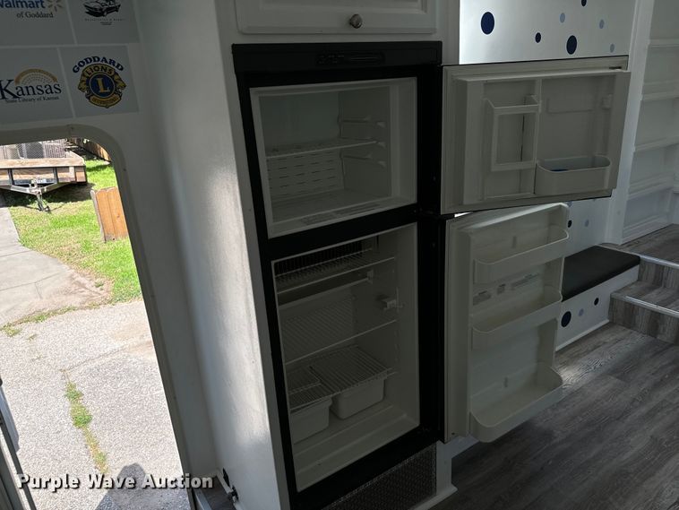 image for item MU9932 2006 Ford E450 Super Duty  RV