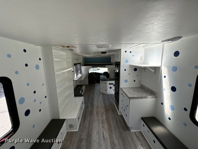 image for item MU9932 2006 Ford E450 Super Duty  RV