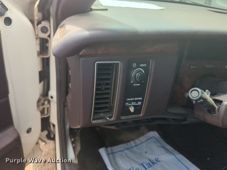 image for item NG9908 1995 Cadilliac Fleetwood limousine