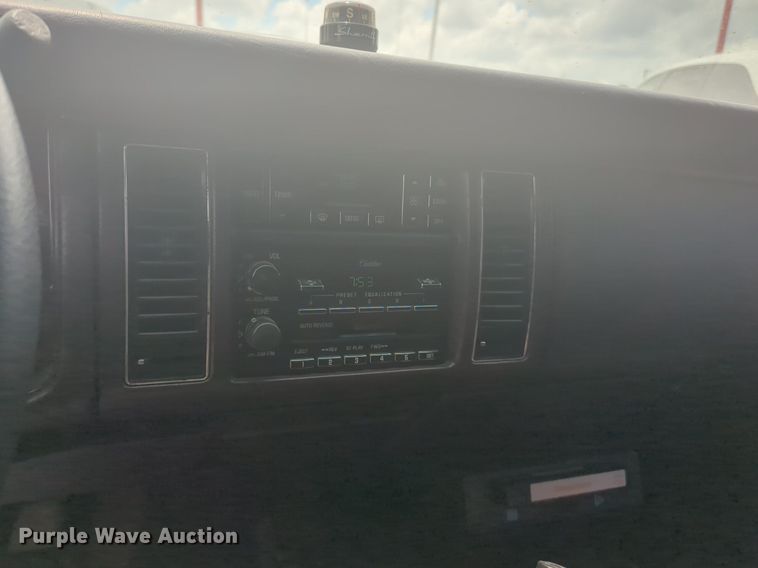 image for item NG9908 1995 Cadilliac Fleetwood limousine