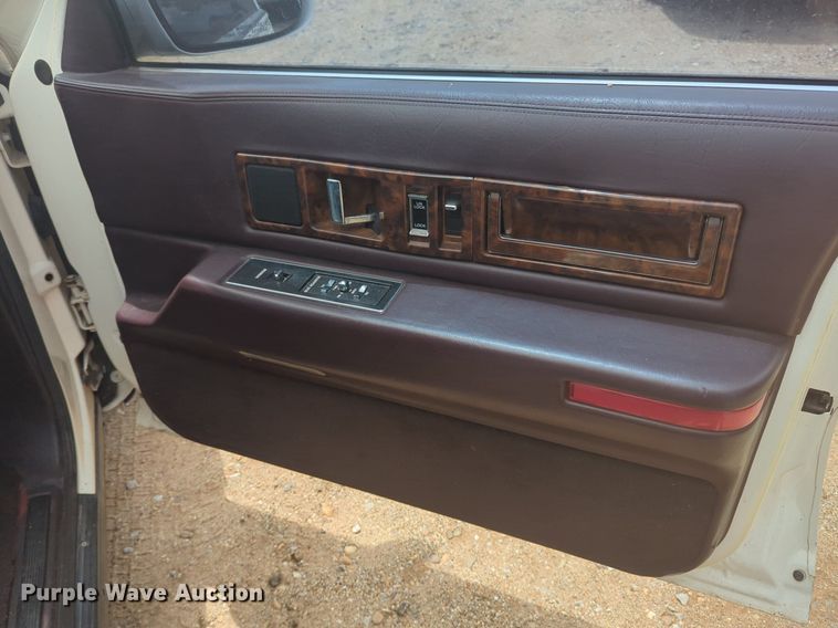 image for item NG9908 1995 Cadilliac Fleetwood limousine