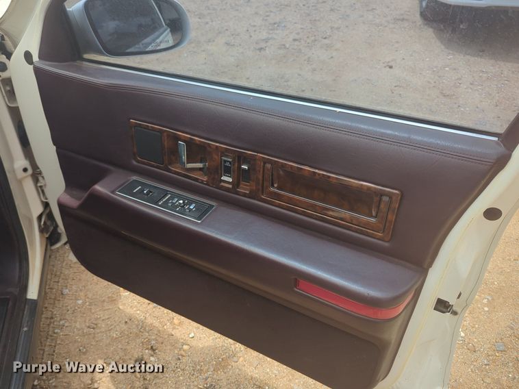 image for item NG9908 1995 Cadilliac Fleetwood limousine