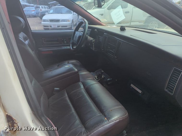 image for item NG9908 1995 Cadilliac Fleetwood limousine