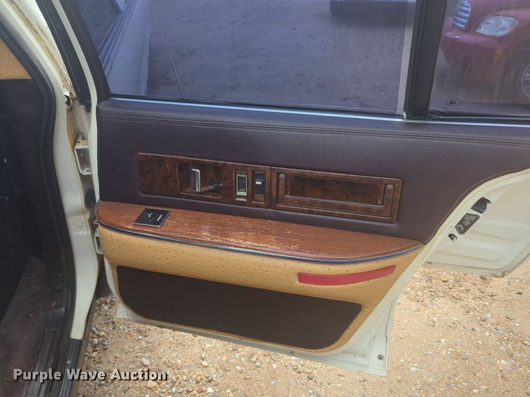 image for item NG9908 1995 Cadilliac Fleetwood limousine