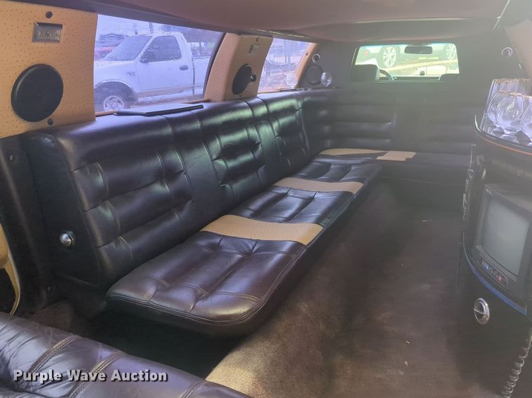image for item NG9908 1995 Cadilliac Fleetwood limousine