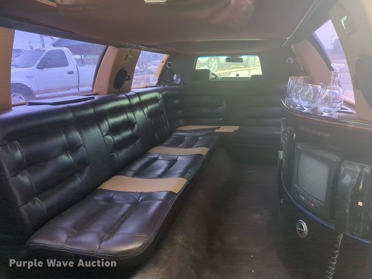 image for item NG9908 1995 Cadilliac Fleetwood limousine