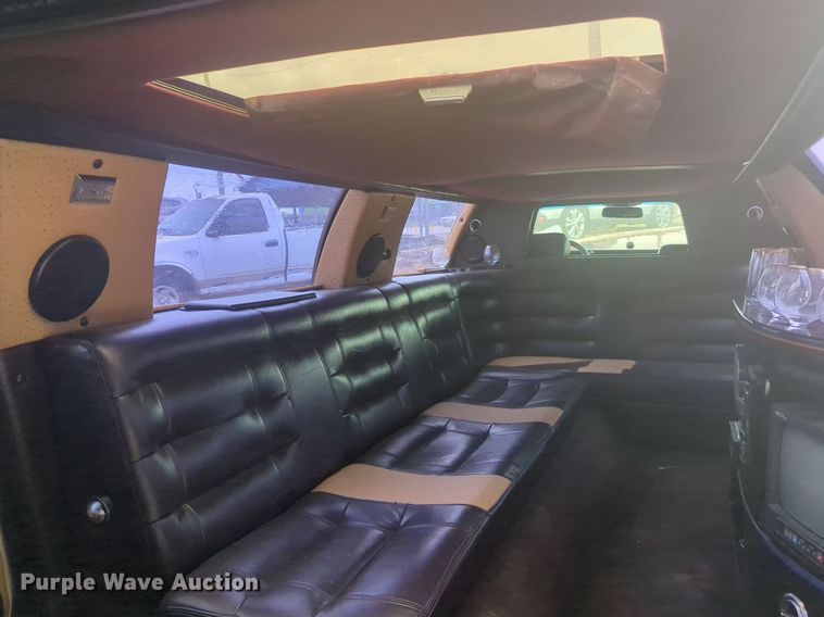 image for item NG9908 1995 Cadilliac Fleetwood limousine