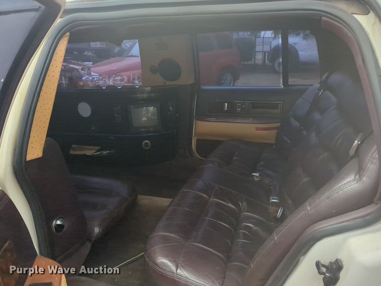 image for item NG9908 1995 Cadilliac Fleetwood limousine