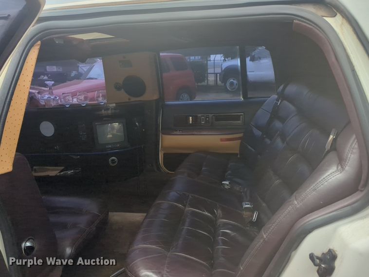 image for item NG9908 1995 Cadilliac Fleetwood limousine