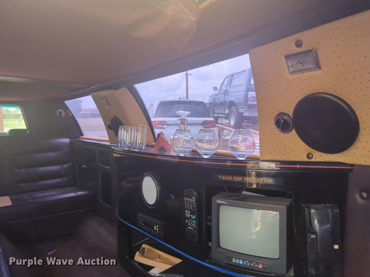 image for item NG9908 1995 Cadilliac Fleetwood limousine