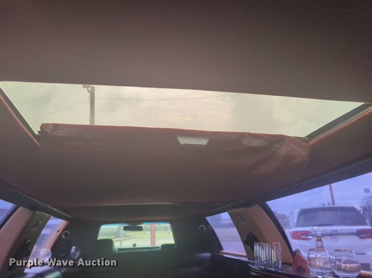 image for item NG9908 1995 Cadilliac Fleetwood limousine