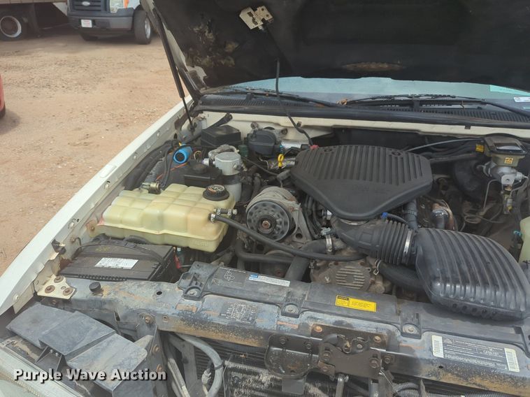 image for item NG9908 1995 Cadilliac Fleetwood limousine