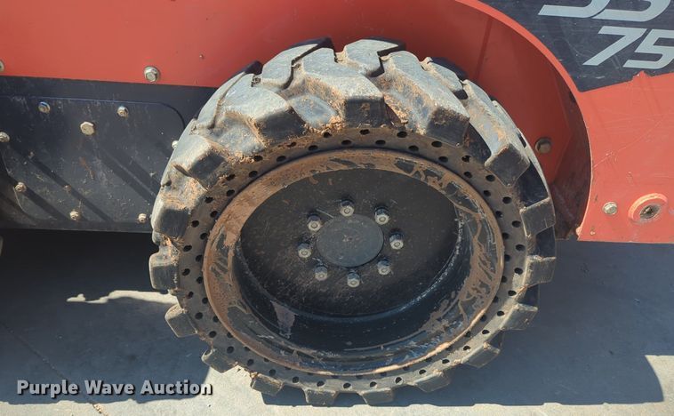 image for item NG9937 2019 Kubota SSV75 skid steer loader