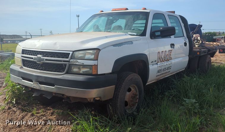 image for item NG9964 2006 Chevrolet Silverado 3500 Crew Cab flatbed pickup truck