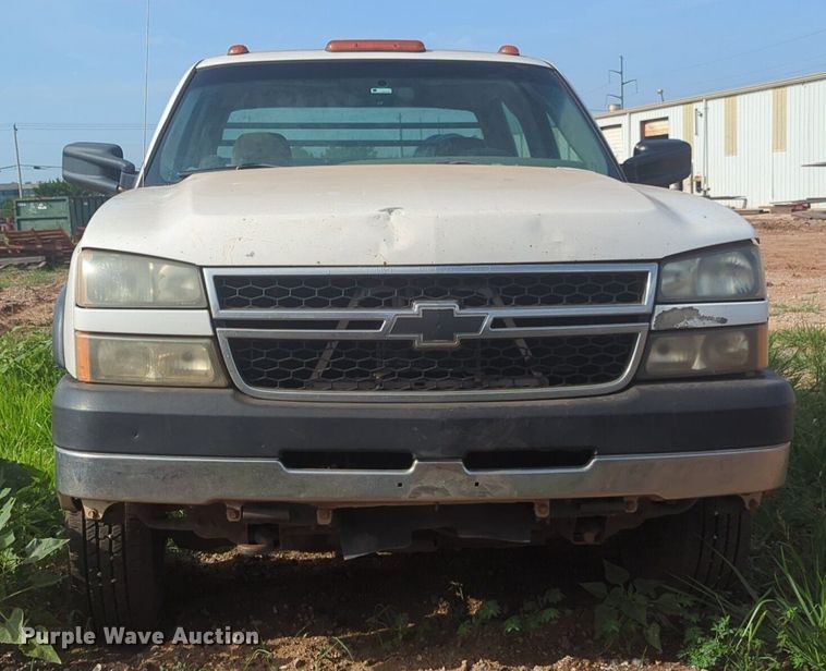 image for item NG9964 2006 Chevrolet Silverado 3500 Crew Cab flatbed pickup truck