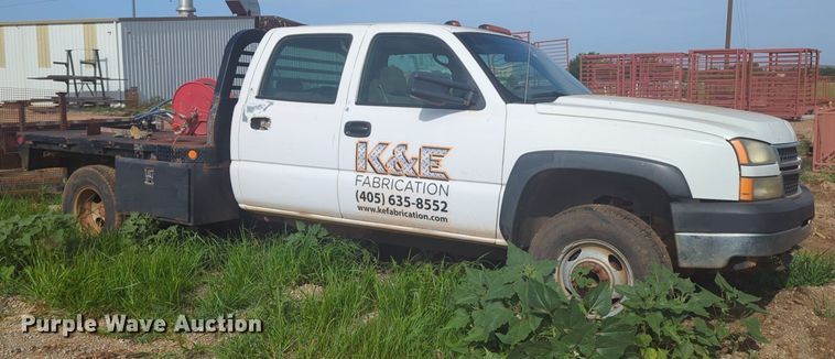 image for item NG9964 2006 Chevrolet Silverado 3500 Crew Cab flatbed pickup truck