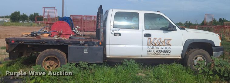 image for item NG9964 2006 Chevrolet Silverado 3500 Crew Cab flatbed pickup truck