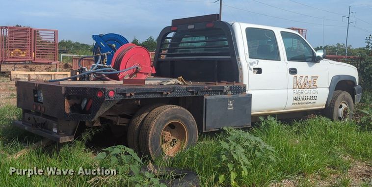 image for item NG9964 2006 Chevrolet Silverado 3500 Crew Cab flatbed pickup truck