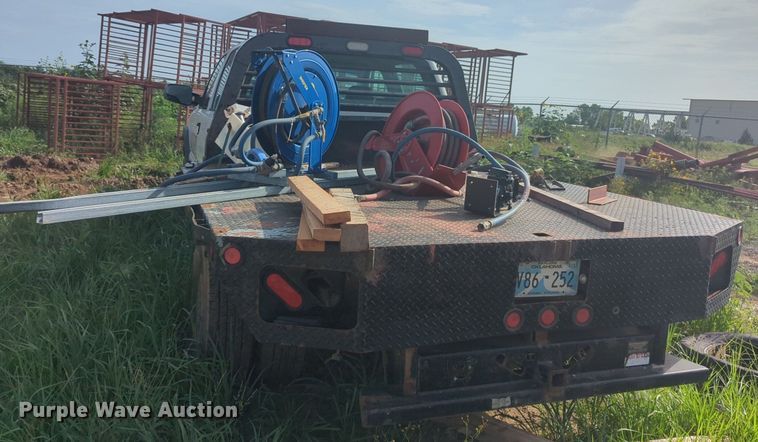 image for item NG9964 2006 Chevrolet Silverado 3500 Crew Cab flatbed pickup truck