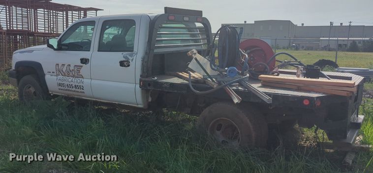 image for item NG9964 2006 Chevrolet Silverado 3500 Crew Cab flatbed pickup truck