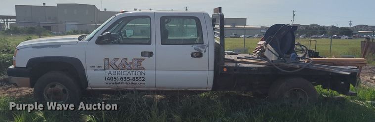 image for item NG9964 2006 Chevrolet Silverado 3500 Crew Cab flatbed pickup truck